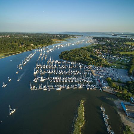 Mercury Yacht Harbour And Holiday Park Bursledon Extérieur photo